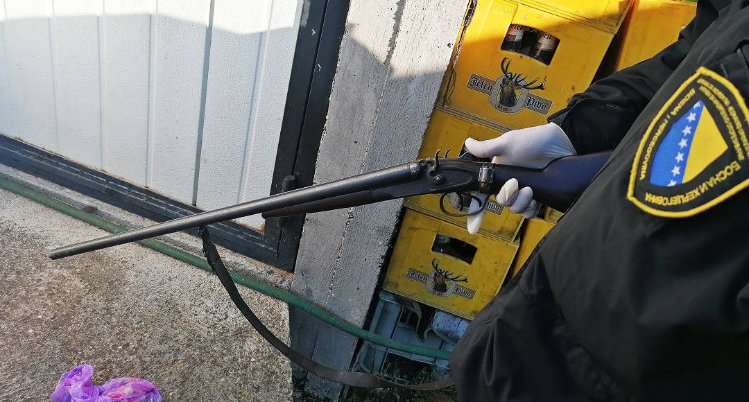 Pored mašine za rezanje duhana otkrivena i puška