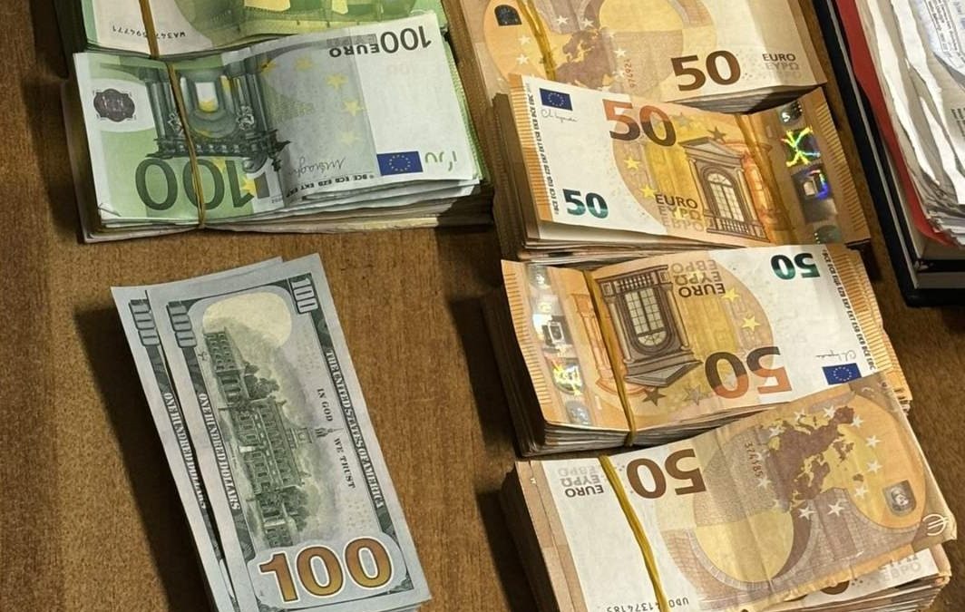 Одузета већа количина непријављеног новца у личном пртљагу код држављанина Републике Турске