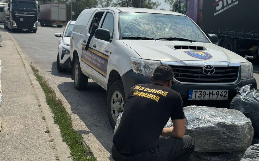 Otkriven krijumčaren tekstil u dva kamiona